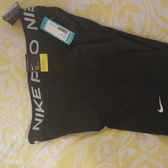 The Nike black ⚫️ crop tights - Picture 2 of 10